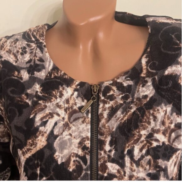 R Q T. Size S-M. Black brown white. Zip up. Corduroy Jacket. Long Sleeve. B123 - Picture 2 of 4